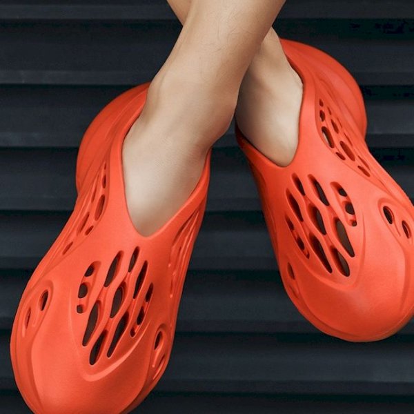 High quality breathable waterproof comfort fashion yeezy beach sports shoes clogs