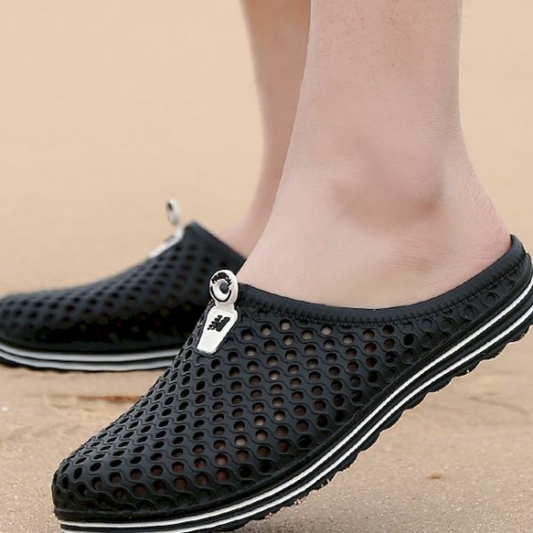 2021 Men's Sandals Summer Flat Heel Couple Shoes odile Leather Rubber Wood Men's Unisex Garden Shoes Black Flat Beach Shoes